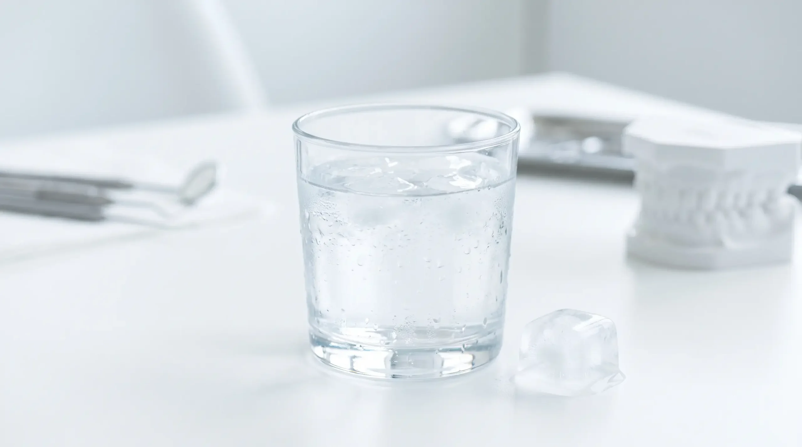 Glass of ice water illustrating tooth sensitivity to cold, a sign you need to see a dentist